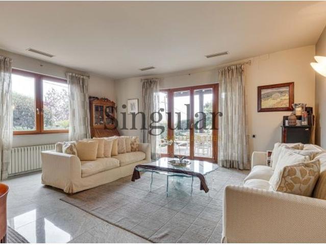 Magnífica vivienda situada en una de las zonas más tranquilas y demandadas de Esplugues de Llobrega