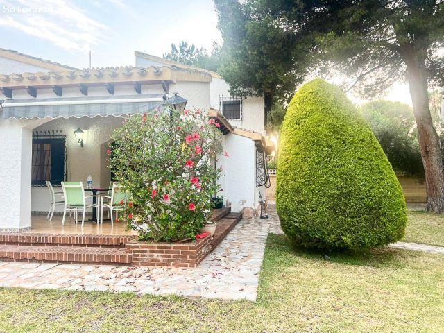 Magnífica villa 174 m2 construido en 1979 en 808 m2 parcela privada con gran piscina. Cerca de col