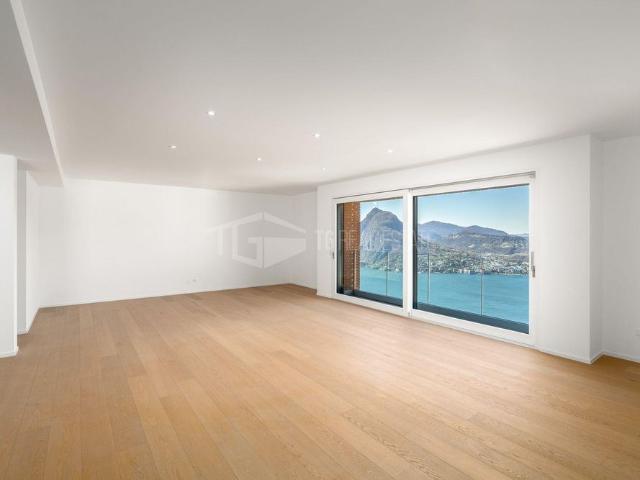 MAGNIFICA VILLA CON GIARDINO E VISTA LAGO | MAGNIFICENT VILLA WITH.