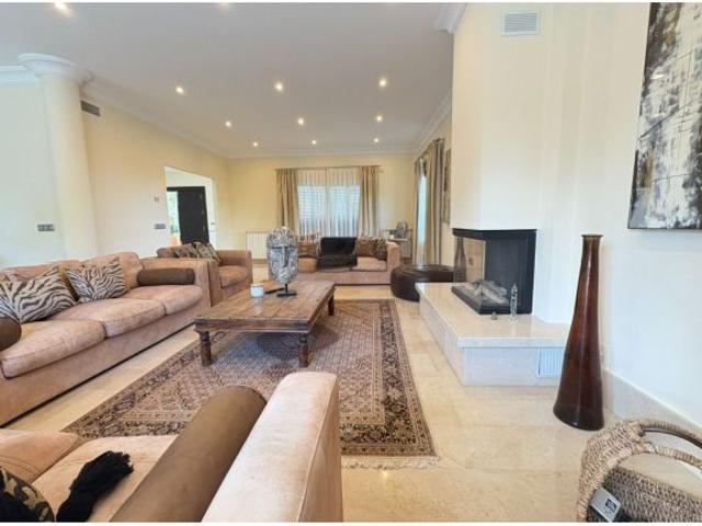 Magnífica villa de 5 dormitorios en prestigiosa La Alcayna. Parcela de 1.813 m con gran piscina, y 2