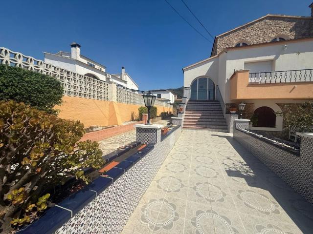 Magnífica villa independiente en venta con piscina en una pa. 305m² Roses