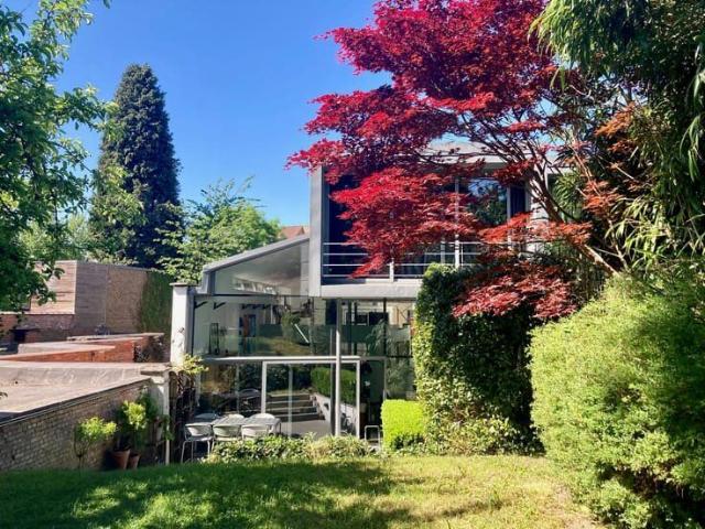 Magnificent 4 bed Loft + 2 Bath, with parking and quiet rear