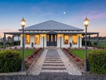 Magnificent 4 bedroom Home on 5 Acres