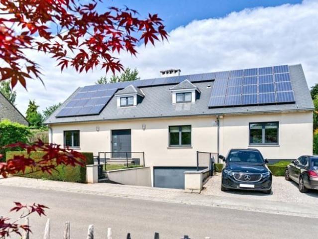 Magnificent 6 bedroom villa with garage and garden