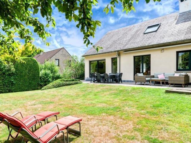 Magnificent 6 bedroom villa with garage and garden