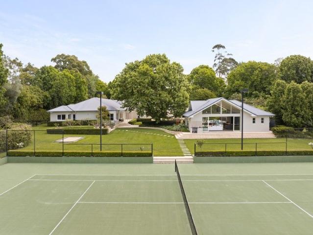 Magnificent 10120sqm tennis court estate with every extra