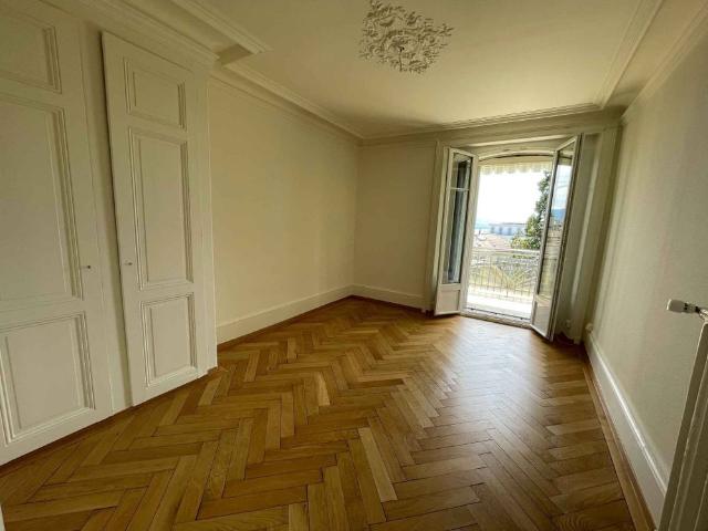 Magnificent 2.5 room apartment on the 1st floor, lake view, located in Lausanne