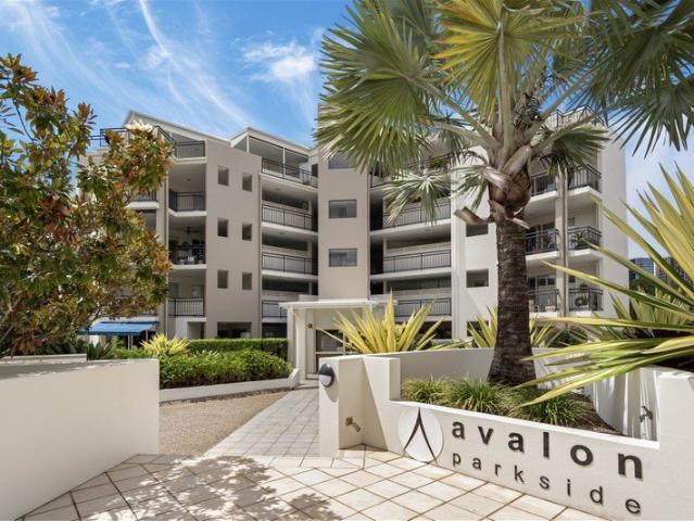 Magnificent top floor penthouse 3 Bedroom Unit in Great Location!