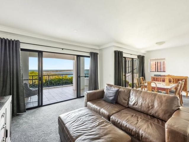 Magnificent Views over Shaws Bay & Pacific Ocean