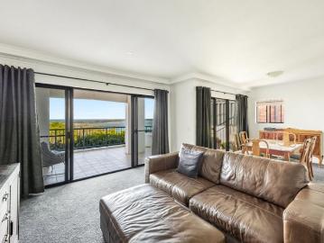 Magnificent Views over Shaws Bay & Pacific Ocean