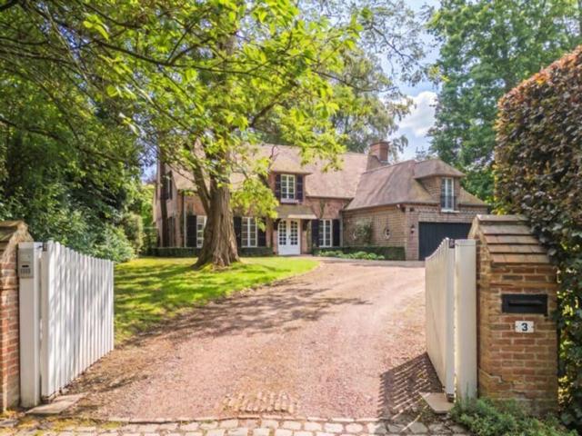Magnificent villa with pool and large garden – 4 beds