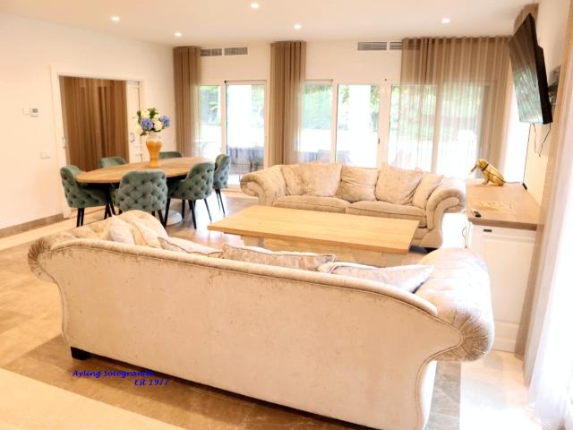 Magnificent villa, with 4 bedrooms and 4 bathrooms, facing south and located in the very popular area of Sotogrande Costa