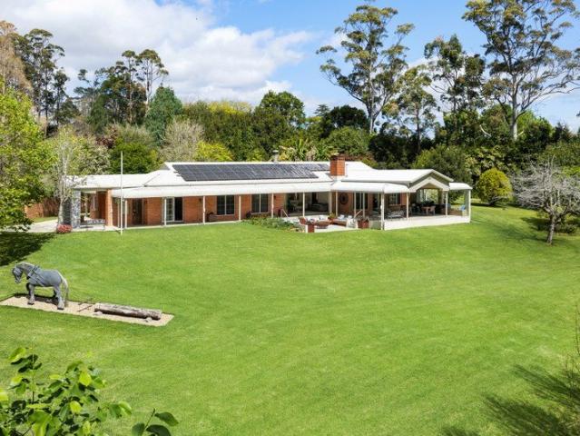 Magnificent Acreage Estate Country Living at its Most Captivating and Convenient