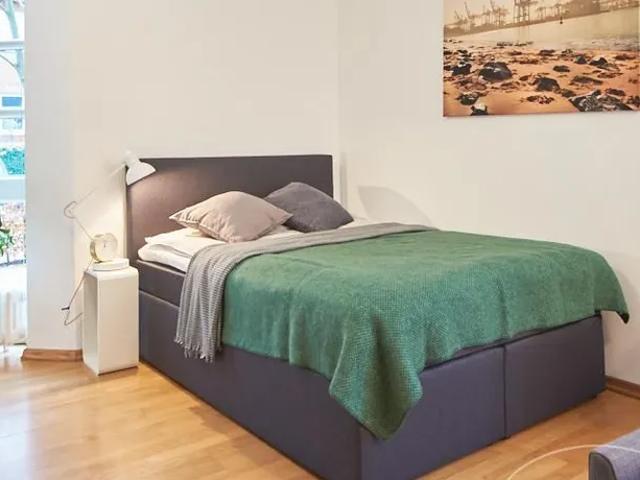 Magnificent apartment with terrace and underground parking space. 10 minutes to UKE, about 15 minutes to the city centre