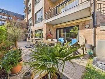 Magnificent apartment with large garden, cellars and parking