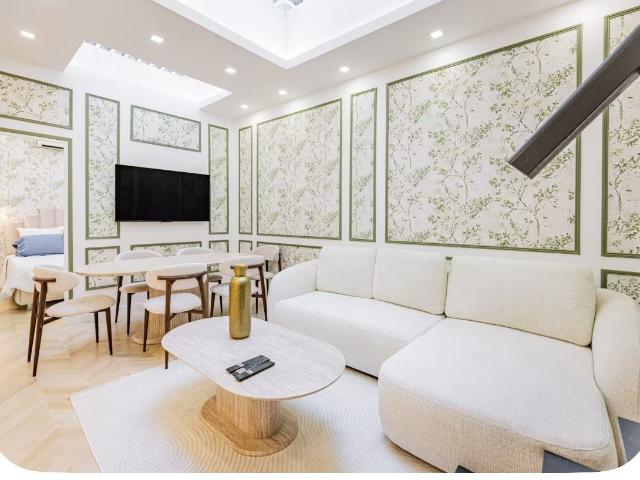 Magnificent, carefully renovated and high end furnished apartment