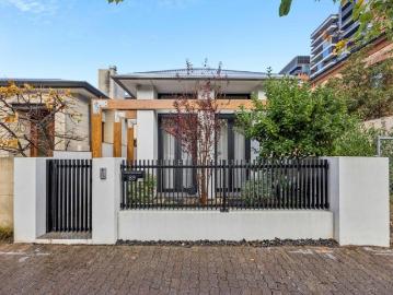 Magnificent Contemporary Terrace in Premier City Fringe Setting