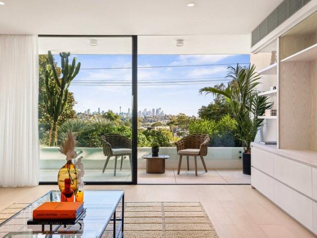 Magnificent Designer Living with Spectacular City Outlooks