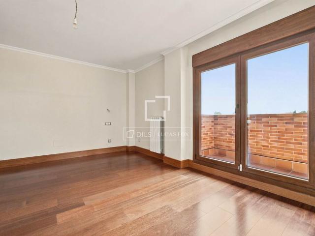 Magnificent detached villa of 500 m² with 6 bedrooms, garden, and private pool for rent in Pozuelo, Madrid