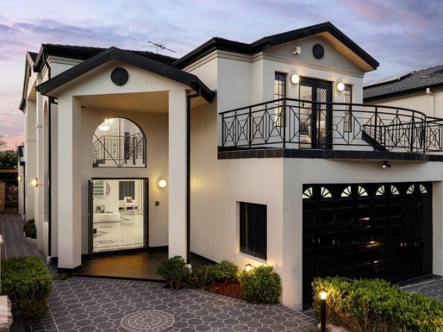 Magnificent full brick retreat with city view