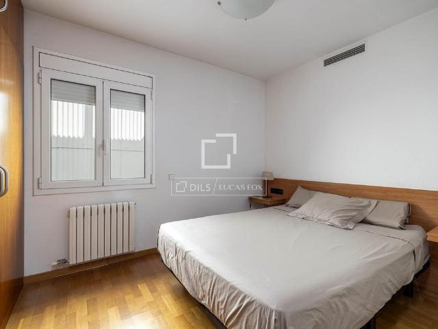 Magnificent furnished penthouse for temporary rent with a terrace, 3 bedrooms and a parking space in the same building, located in Eixample Esquerra