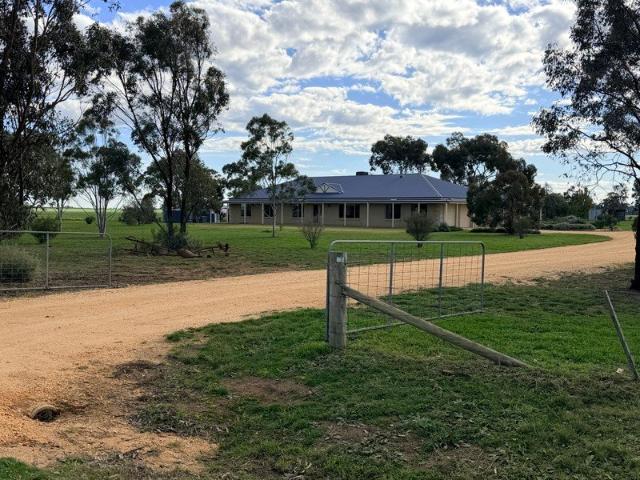Magnificent Lifestyle Property on 2.66ha 6.57 Acres with Stunning Rural Outlook
