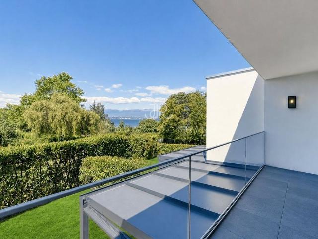 Magnificent modern villa near the lake