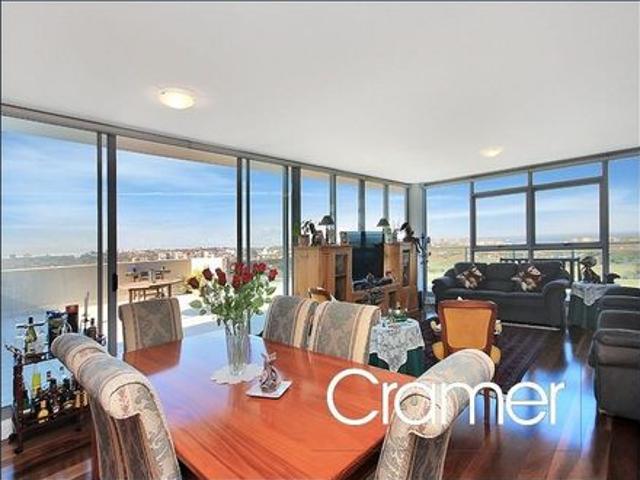 MAGNIFICENT PENTHOUSE APARTMENT. MASSIVE 115sqm WRAPAROUND TERRACE. PANORAMIC VIEWS. POOL. GYM. TENNIS COURT