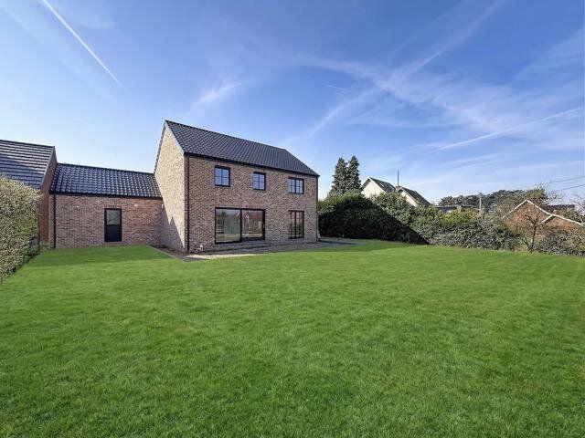 Magnificent semi detached house ideally located