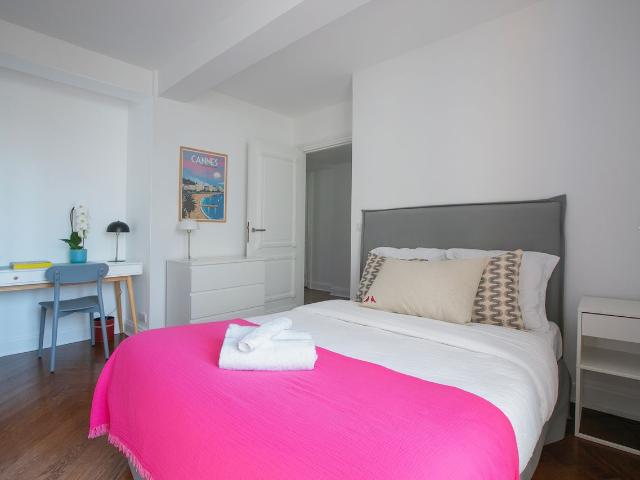 Magnificient 2 bedrooms with terrace next to champs elysées, Paris Amsterdam Apartments for Rent