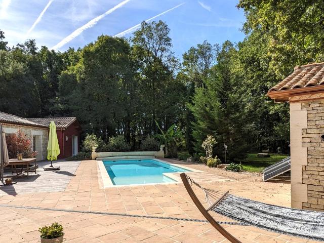 Magnifique Maison au Coeur d’un Espace Boisé, 5 Chambres, Pi. 217m² Maine de Boixe