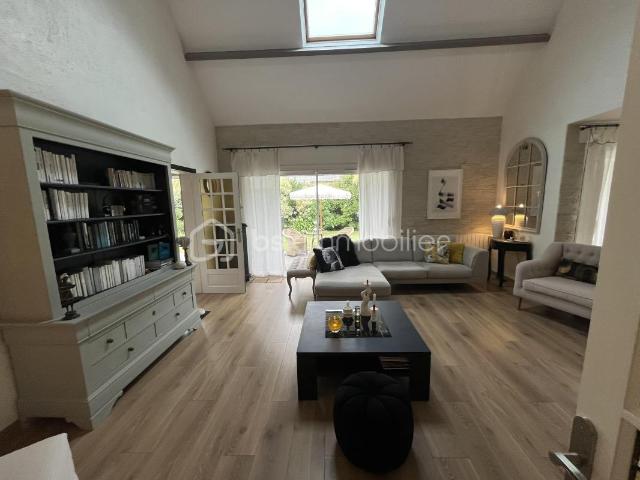 MAGNIFIQUE MAISON D'ARCHITECTE, AU CALME, AU PIED DES COMMERCES ET PROCHE GARE