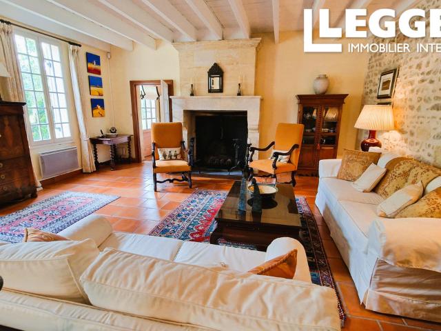 Magnifique maison de 5 chambres avec dépendances, garage et piscine et un jardin de 1,3 hectares