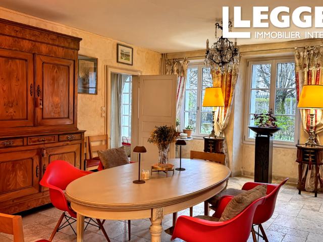 Magnifique maison de village du 19ème siècle avec 6 chambres, dépendances et studio