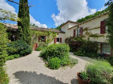Magnifique maison de village de caractère avec un joli jardi. 202m² Montcuq en Quercy Blanc