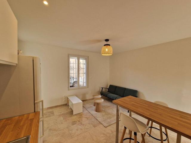 Magnifique MAISON DE VILLAGE 70 m² CASTRIES entièrement rénovée et meublée