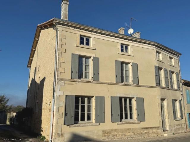 Magnifique Maison de Village 8 Minutes d'Aigre