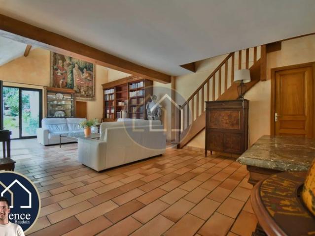 ÉLÉGANTE MAISON DE VILLE DE 395 M² – CHARME DE L’ANCIEN, CALME ET JARDIN AU CŒUR D’AUNEAU