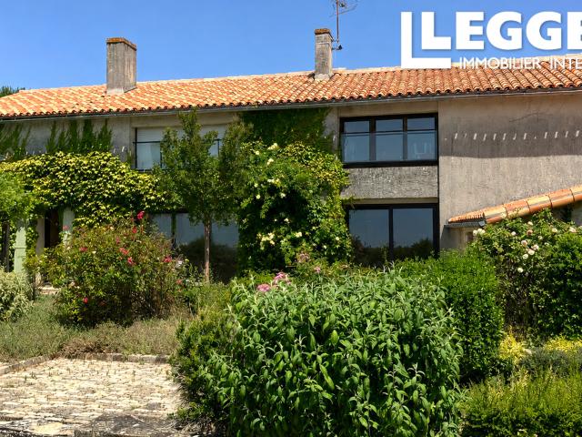 Magnifique, maison de campagne, 4 chambres, piscine, dépendances et jardin offrant une vue imprenable