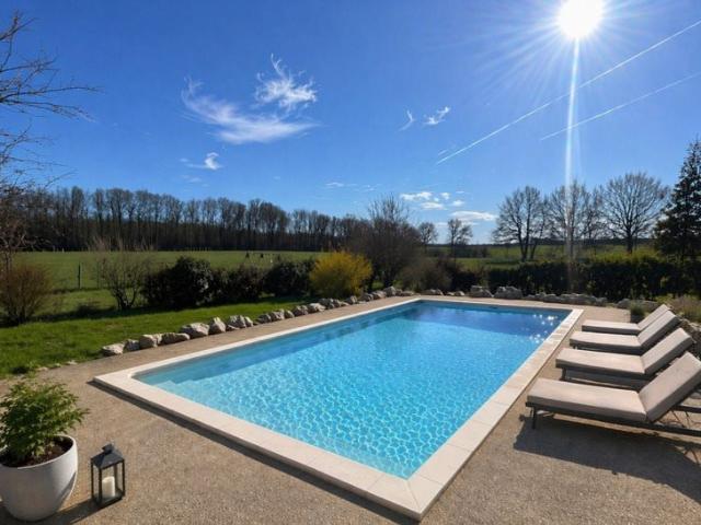Magnifique maison de campagne avec dépendances 8 pièces sur. 200m² La charité sur loire
