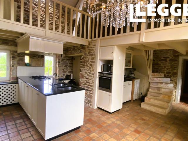 Magnifique maison de campagne en pierre, comprenant 7 chambres, 5 salles de bains, piscine dans 1.4Ha