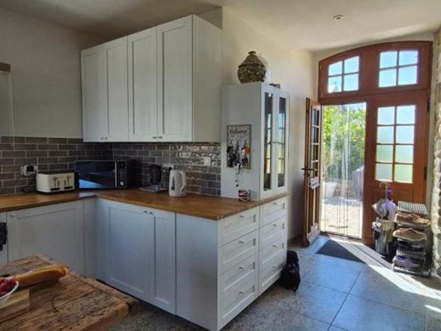 Magnifique maison de caractère en pierre, indépendante, comprenant 4 chambres et 4 dépendances, située sur un terrain de 3 091 m² dans un village près de Mortain