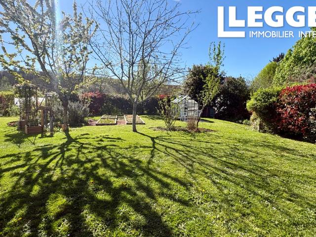 OFFRE ACCEPTÉE: Magnifique maison de caractère indépendante de 2 chambres, dotée d'un jardin pittoresque