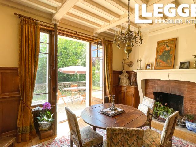 Magnifique maison de maître 11 pièces avec dépendances et piscine intérieure chauffée à vendre à 95620 Parmain