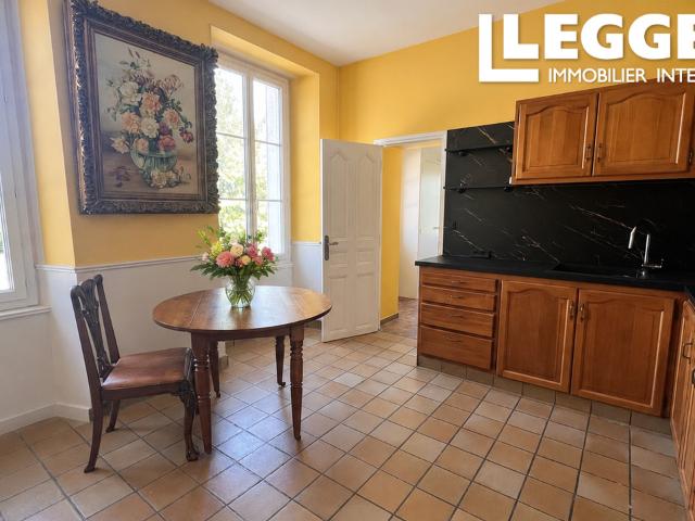 Magnifique maison de maître avec cour, dépendances, manège et terrain aux Monts d'Aunay