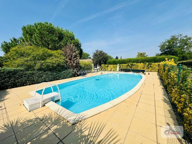 Magnifique maison de plain pied de 4 chambres avec piscine à. 130m² Saint Pierre d'Eyraud