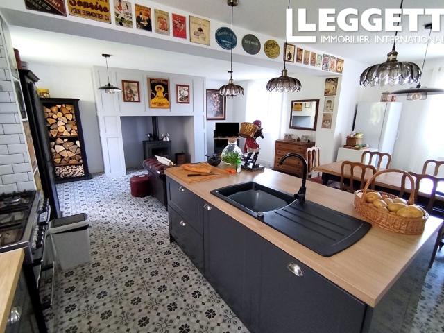 Magnifique maison de quatre chambres, belle cuisine ouverte, un garage, environ 500 m du centre de Treignac