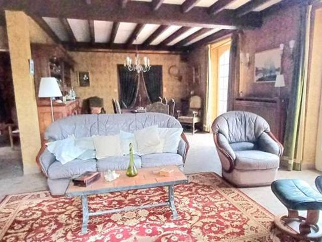 Magnifique maison avec une grande terrasse, dépendances et terrain