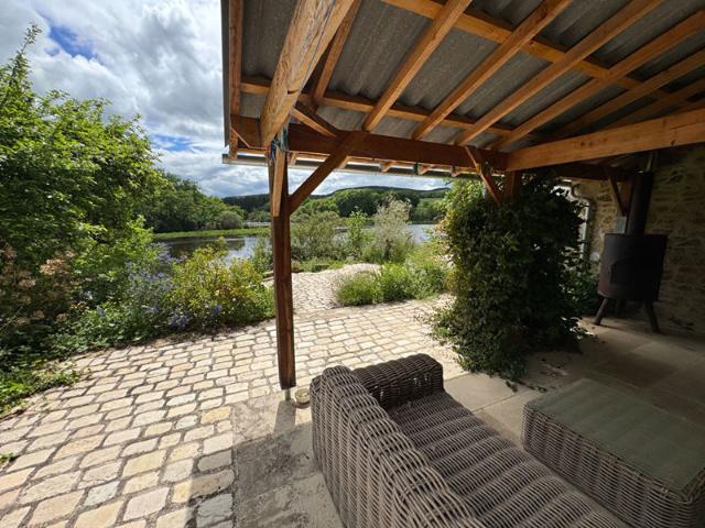 Magnifique Maison en Pierre au Bord de la Rivière Thaurion réputée pour abriter les Truites Fario Sauvage du Limousin. Paradis pour les Pêcheurs et Amoureux de la Nature