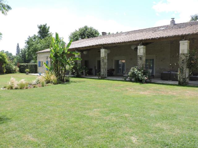 MAGNIFIQUE MAISON EN PIERRE A COULON AVEC GITES PISCINE